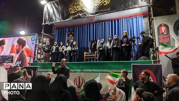 همنوایی فرهنگیان ناحیه یک در آیین وداع و تشییع رهبر در خیابان انقلاب
