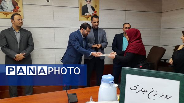 مراسم تجلیل از زحمات بانوان اداره آموزش و پرورش ملارد به مناسبت روز مادر 