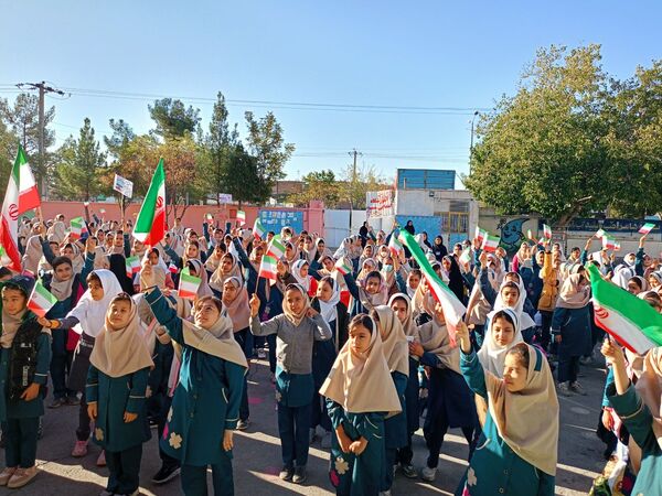 روزی شاد در دبستان سمیه کاشمر 