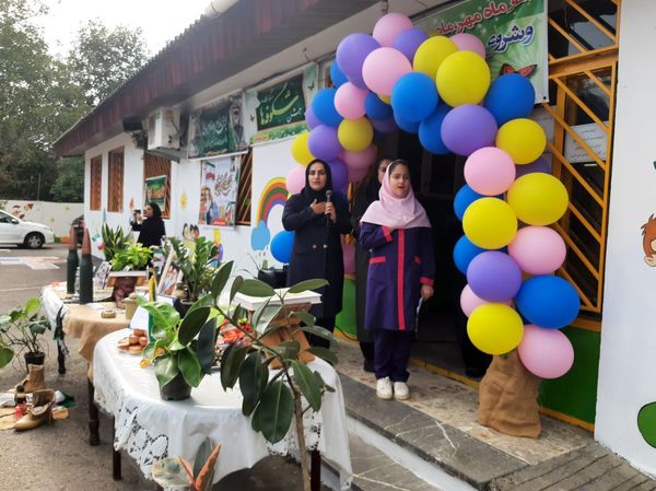 ورود شکوفه‌ها به مدارس در عباس آباد 