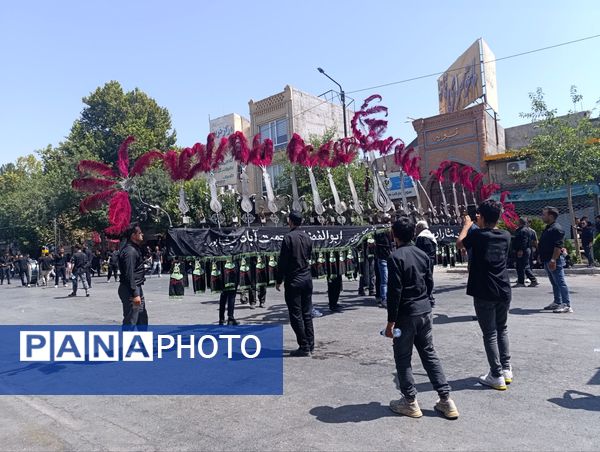 عزاداری ظهر  عاشورا در خیابان‌های شهر نیشابور 