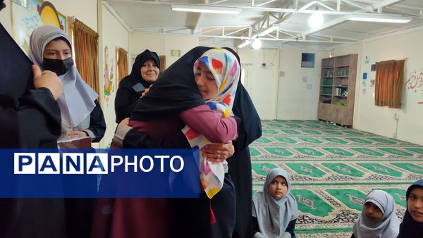 تقدیر از دانش آموزان فعال و تکریم همسر و فرزندان شهدای دبستان شاهد حاج تقی آقا بزرگ مشهد