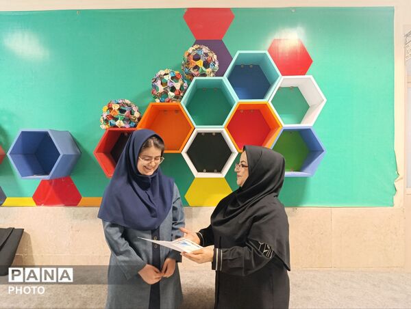 تقدیر از برترین‌های نانوفناوری دبیرستان اهل‌البیت (ع) ناحیه 4 کرج  در پژوهش‌سرای ملاصدرا