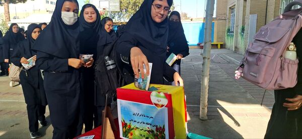برگزاری جشن عاطفه ها در دبیرستان فرزانگان دوره ی اول 