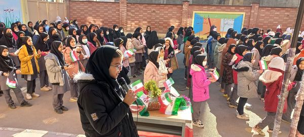 استقبال دانش‌آموزان مدارس شهرستان پردیس از دهه فجر انقلاب اسلامی ایران 