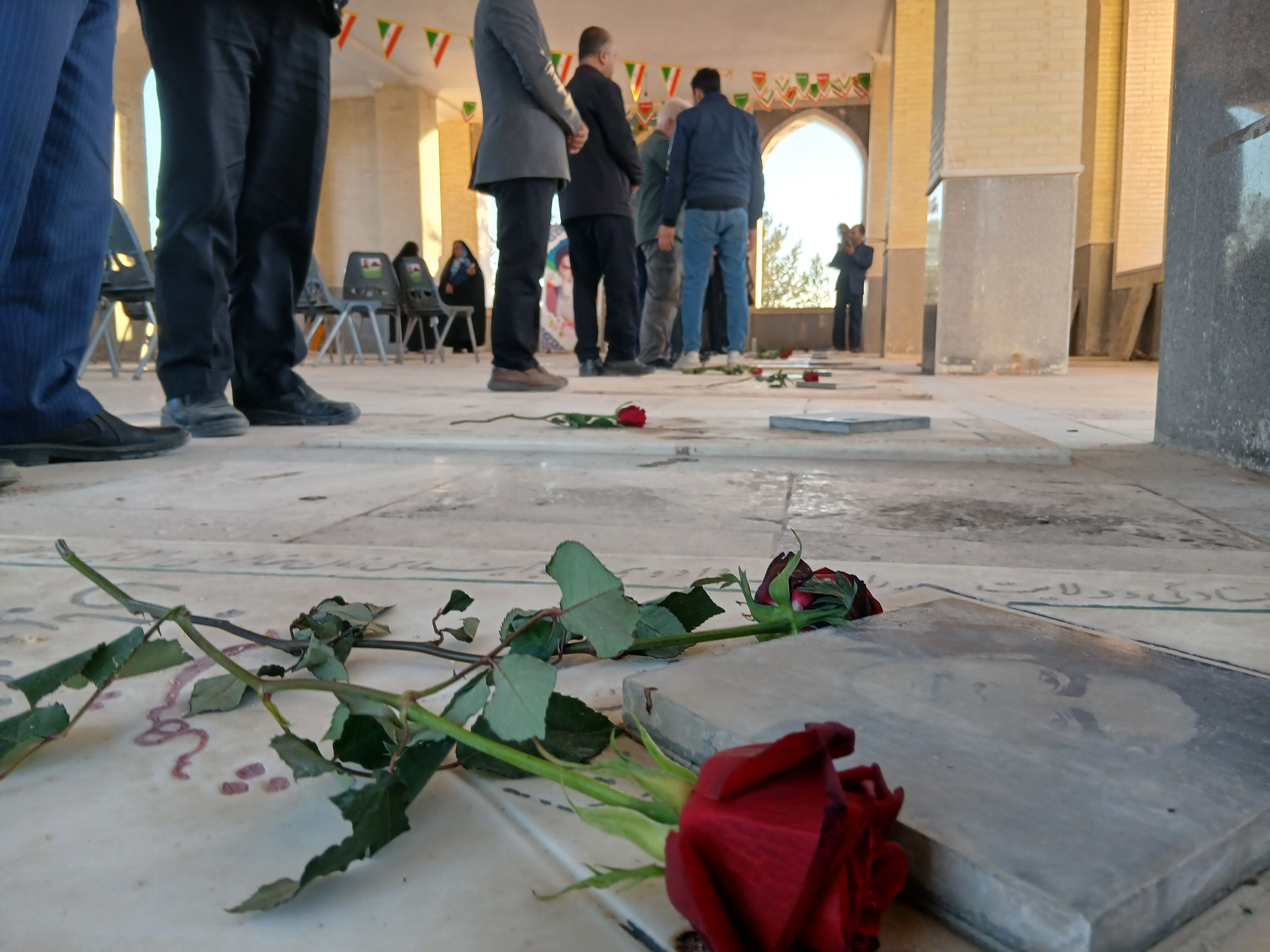 غبارروبی از قبور مطهر شهدا در شهر بخ