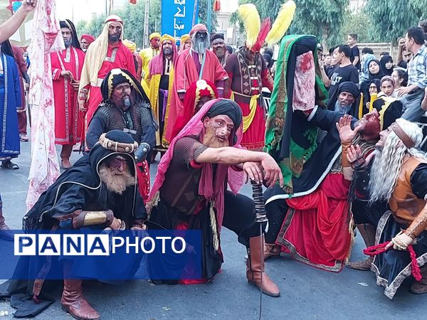 استقبال عزاداران حسینی از کاروان نمادین اسرای کربلا در قم