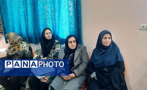 نشست صمیمی انجمن و اولیا پایه هفتم در دبیرستان فرهنگیان ناحیه۷ مشهد