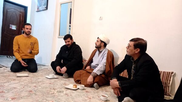 دیدار امام جماعت مسجد پنج تن آل عبا با خانواده مدافع حرم «مصطفی علیزاده»