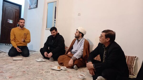 دیدار امام جماعت مسجد پنج تن آل عبا با خانواده مدافع حرم «مصطفی علیزاده»