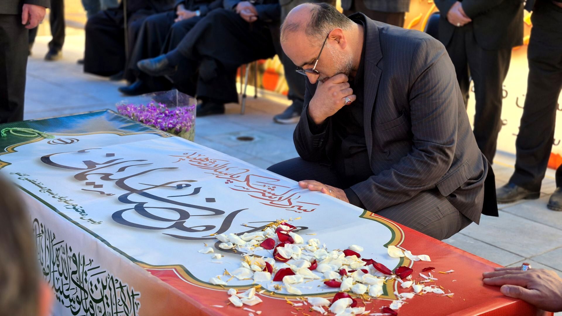 از سطوح عالی حکومتی تا مسئولان شهرستانی؛ همگی در سوگ سردار شهید گرد آمدند