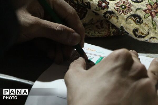 خواندن دسته جمعی سرود ملی ایران در باغ ملی یزد