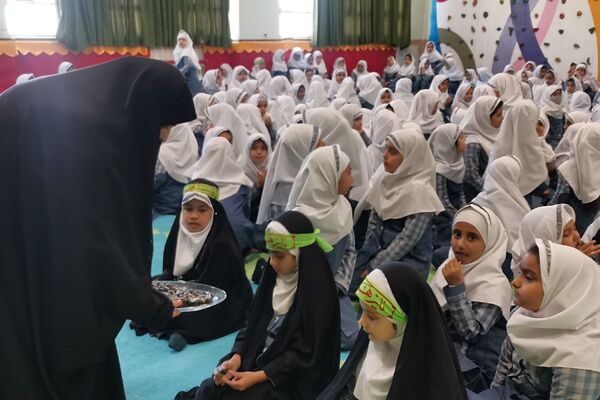 مراسم عزاداری و توزیع نذری به‌مناسبت شهادت حضرت فاطمه زهرا (س) در مدارس شهرستان ورامین