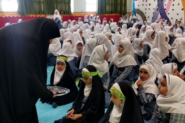 مراسم عزاداری و توزیع نذری به‌مناسبت شهادت حضرت فاطمه زهرا (س) در مدارس شهرستان ورامین