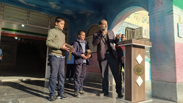 نواختن زنگ قانون اساسی در مدرسه فرنو