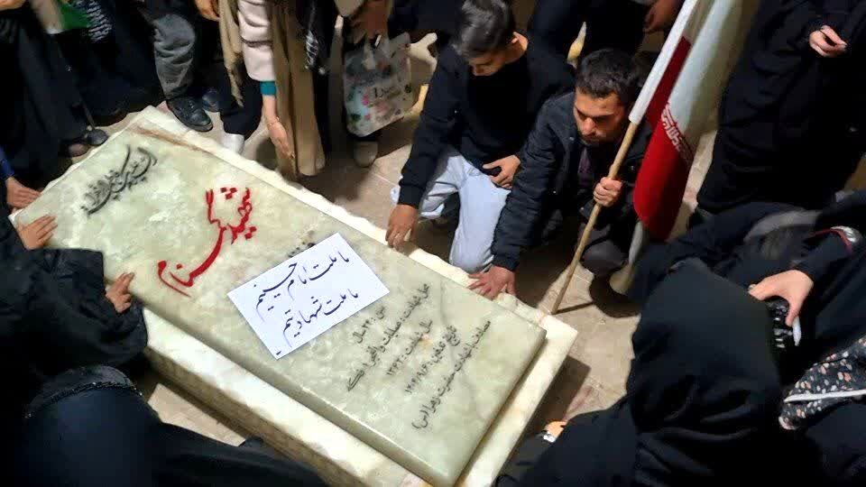 هم‌نشینی آرام کنار مزار شهید گمنام