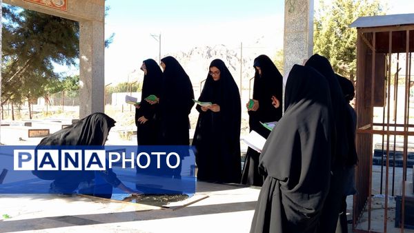  غبارروبی گلزار شهدا با حضور مردم و خانواده‌های شهدای روستای سراب غضنفر