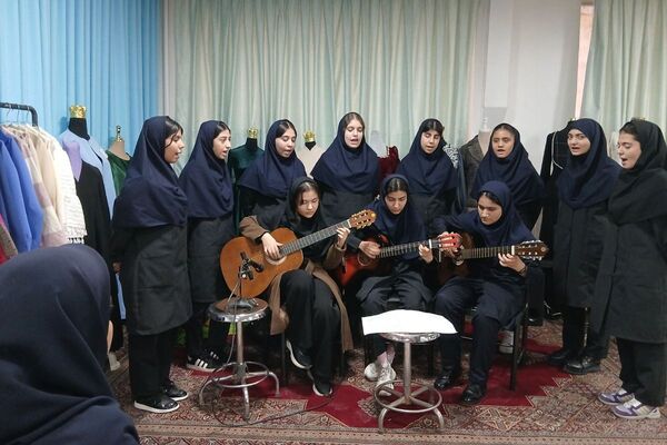 نمایشگاه دست‌سازه‌های خلاق در هنرستان تقوی‌پیشگان بهارستان۲