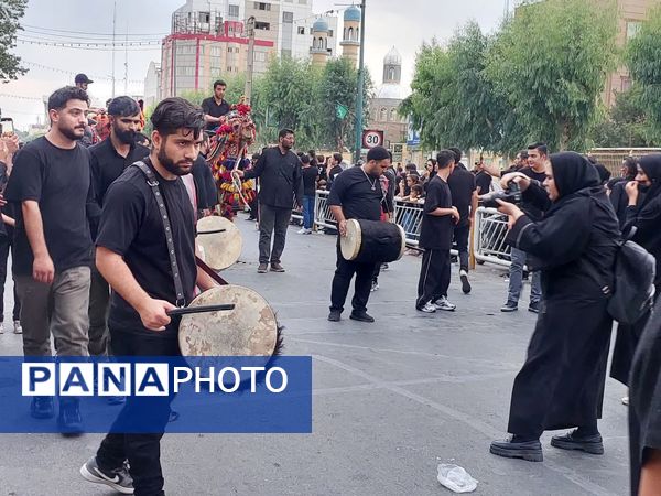 استقبال عزاداران حسینی از کاروان نمادین اسرای کربلا در قم