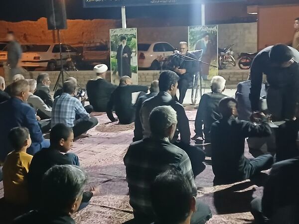 مراسم شبی با شهدا در محل گلزار شهدای روستای بزنجرد شهرستان خلیل‌آباد