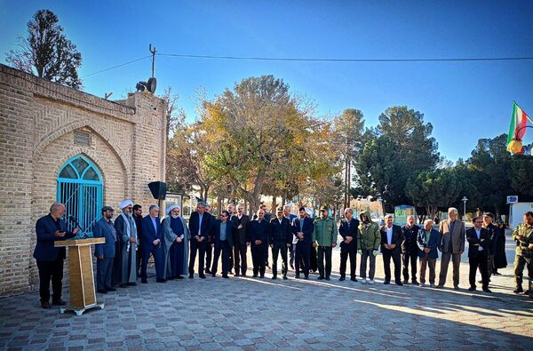 وزیر فرهنگ و ارشاد اسلامی غبار از مزار شهدای امامزاده سید حمزه کاشمر برداشت