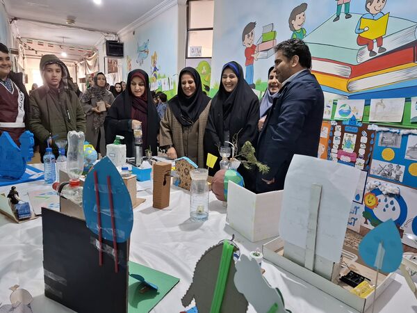 نمایشگاه دست سازه‌های دانش‌آموزان در دبستان هیأت امنایی ملاصدرا 