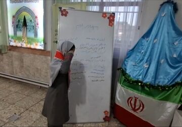 ادای احترام دانش آموزان دبستان نیایش به نماد پرچم ایران
