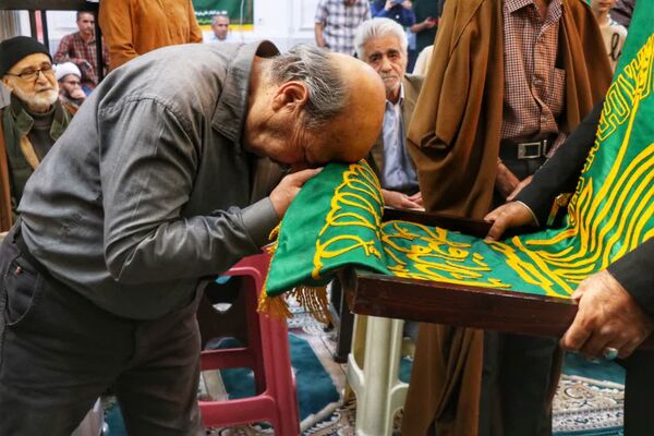 پرچم متبرک امام رضا (ع) در جشن ولادت امام رئوف در مسجد امام حسن عسکری (ع) بجنورد 