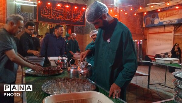 زحمات بی وقفه چایخانه حضرت زهرا(س)