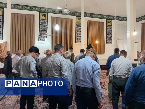 نماز جماعت در مراسم شب بیعت با امام زمان (عج) در خلیل آباد