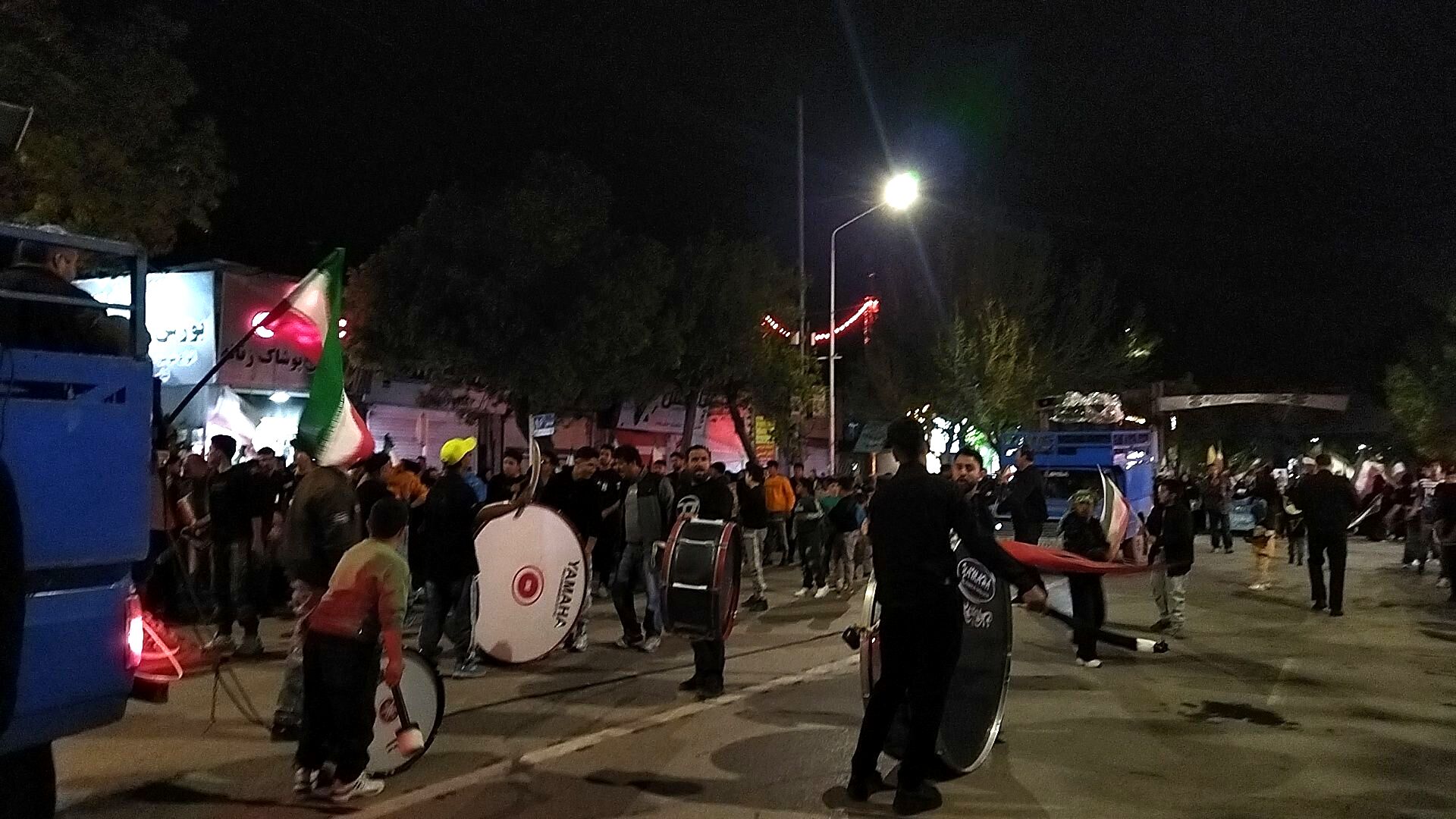 دسته عزاداری روستای همت آباد زمانی در مراسم چهلم رهبر شهید و شهدای میناب در حسینیه امام 