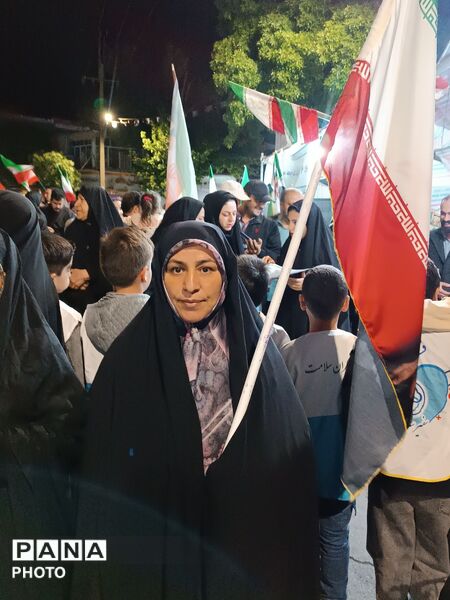 حضوری شبانه با پرچم پرافتخار ایران