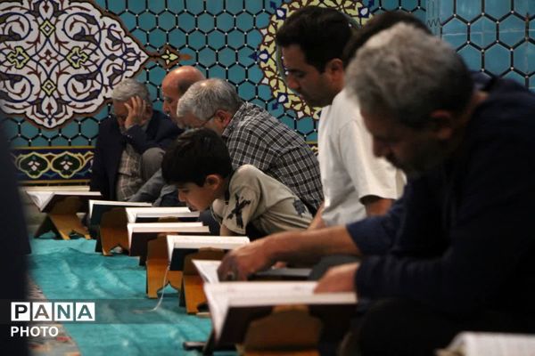 محفل جزء خوانی قرآن در امامزاده سید جعفر محمد یزد