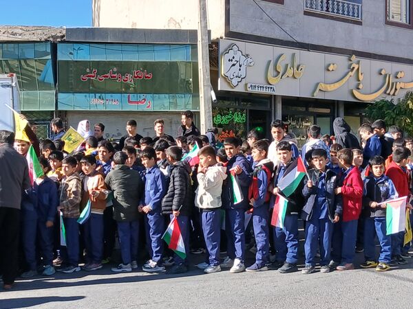 حضور پرشور فرهنگیان و دانش‌آموزان چاراویماق در یوم‌الله  ۱۳ آبان