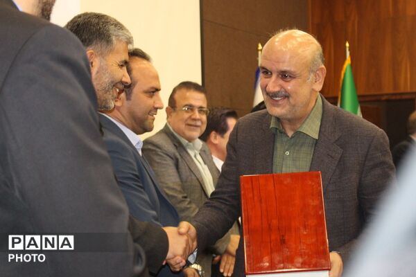 تجلیل از خبرنگاران و عکاسان نظرآباد در آیین گرامیداشت هفته خبرنگار 