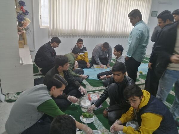 آماده‌سازی غذای افطاری با کمک دانش‌آموزان دبیرستان نمونه آیت‌الله خامنه‌ای 