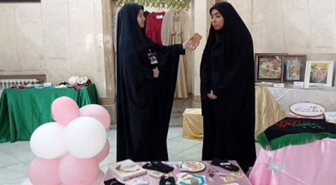 نمایشگاه آثار هنری دانش آموزان دبیرستان ایزدی قم