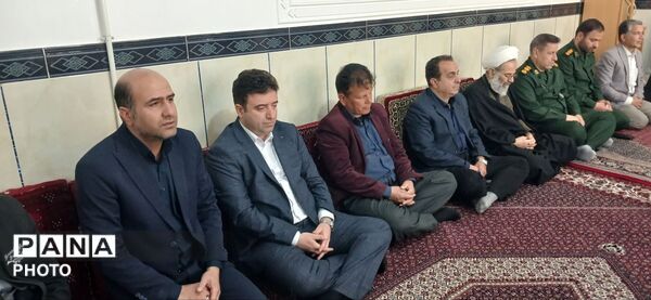 دلجویی دختران دانش‌آموز از خانواده شهدای جنگ رمضان در دهه کرامت 