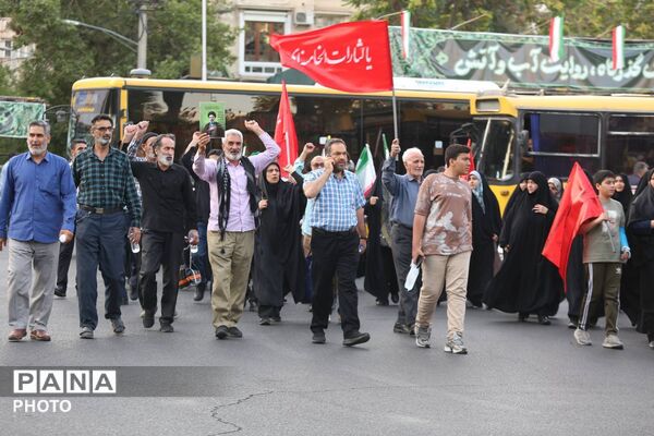 مراسم تجدید بیعت کفن پوشان ورامین با رهبر معظم انقلاب در میدان فلسطین و رواق کشوردوست