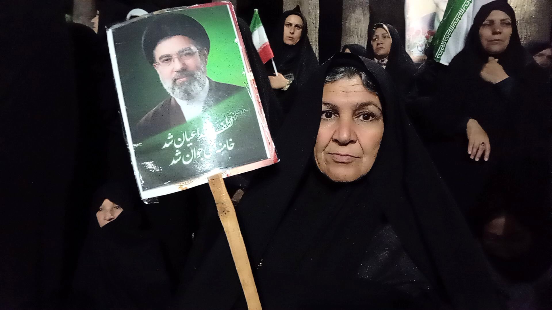 از دیروز تا امروز همیشه پای انقلاب