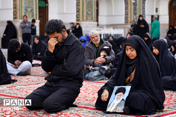 سوگ و حزن اعلام شهادت رهبر معظم انقلاب در حرم مطهر رضوی-۲
