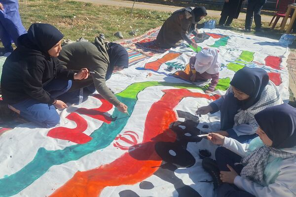 لذت نقاشی همگانی کنار دوستان در بوستان جنت شیراز 