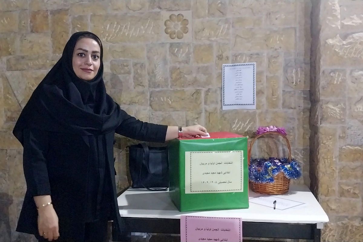 برگزاری انتخابات انجمن اولیا و مربیان در دبستان شهید مجید مجیدی ناحیه دو شهرری 