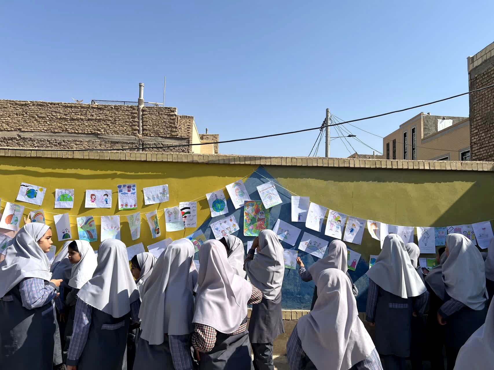 از «درخت آرزوها» تا «نمایشگاه هنری» در جشن روز کودک دبستان احمد کاظمی ۲