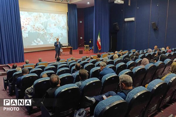 نشست مجمع عمومی انجمن اولیا و مربیان در دبیرستان نمونه دولتی ۹ دی
