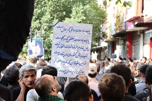 سیل خروشان زائران و مجاوران رضوی در مراسم تشییع پیکر شهدای خدمت