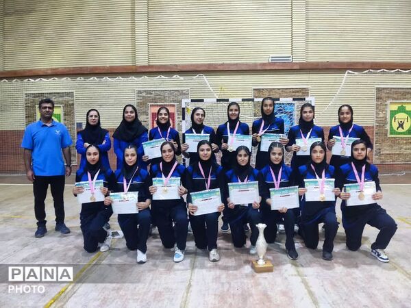 تجدید میثاق دانش‌آموزان ورزشکار با شهدا در سمنان