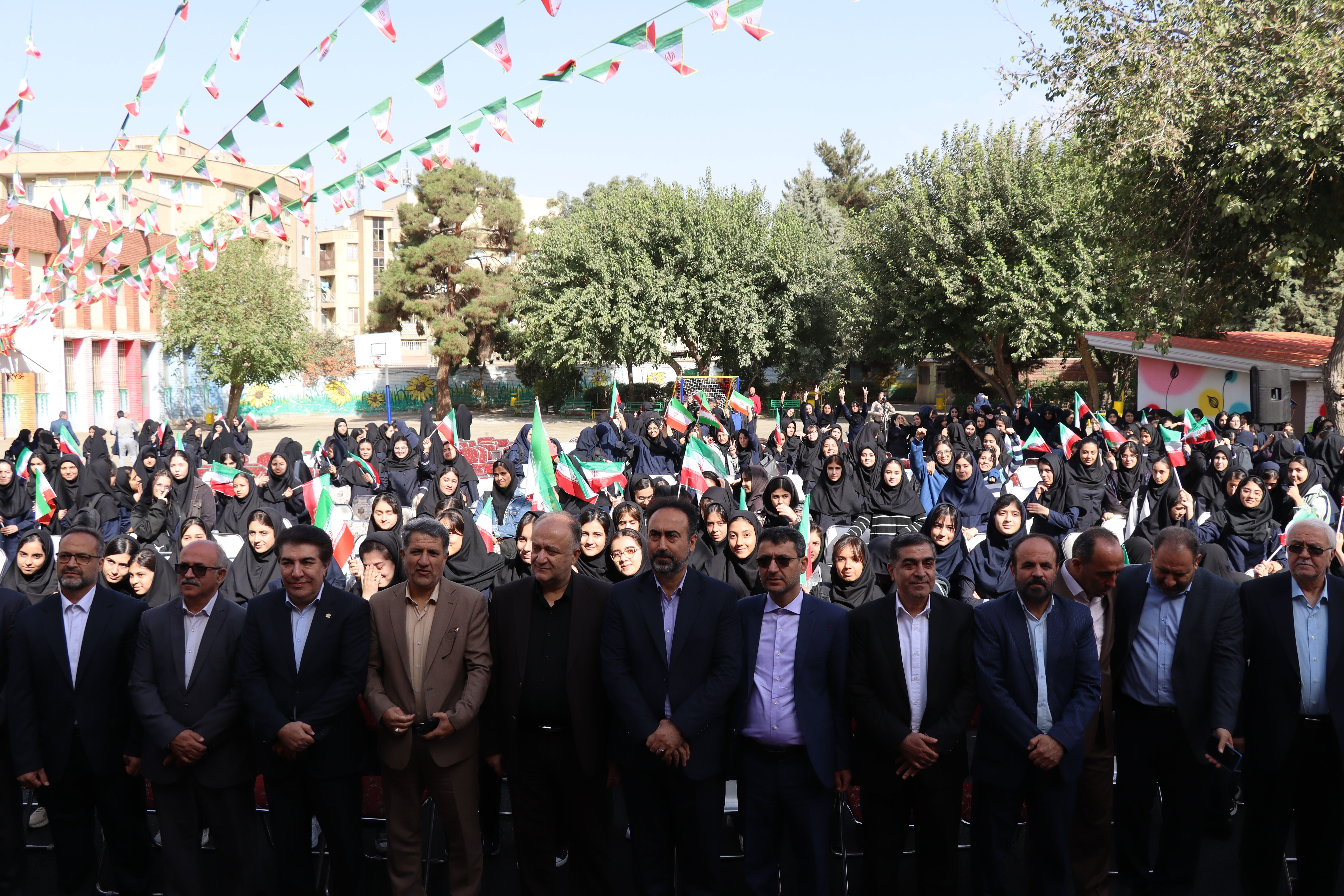 آیین استانی نواخته شدن زنگ بازگشایی مدارس در دبیرستان دخترانه فاطمیه ناحیه یک کرج