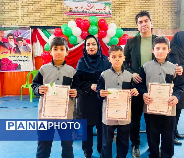 مراسم جشن انقلاب و تقدیر از دانش‌آموزان مقام‌آور مدرسه معلم