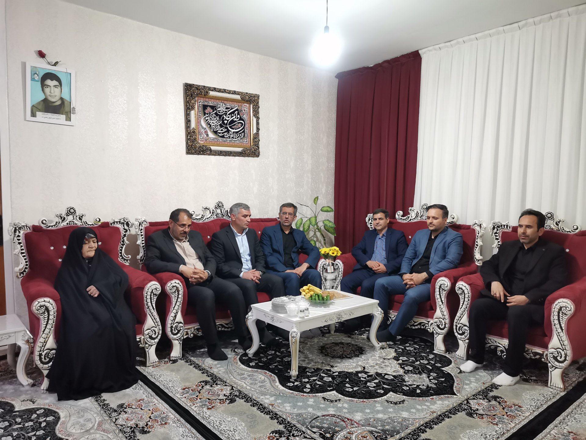 دیدار مدیرکل آموزش و پرورش استان با خانواده شهید وهابی در رزن
